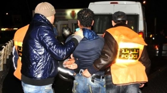 توقيف ثلاثة أشخاص للاشتباه في تورطهم في قضية تتعلق بالحيازة والاتجار في المشروبات الكحولية بدون ترخيص