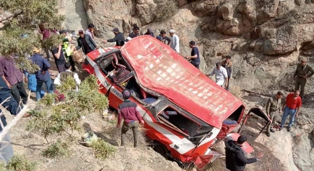 مصرع 9 أشخاص في حادثة سير مروعةإثر انقلاب سيارة للنقل المزدوج بأزيلال.