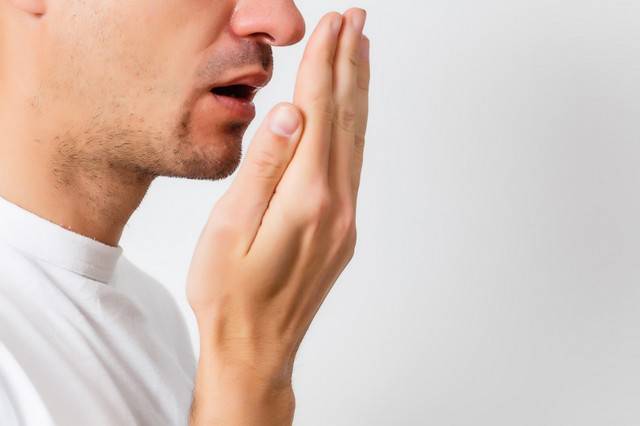 أبرز الحالات المرضية التي تسبب رائحة كريهة تخرج من الفم