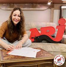 منة شلبي تتعاقد مع إذاعة “إنرجى” على بطولة المسلسل الإذاعي “بيت أم الغلام”