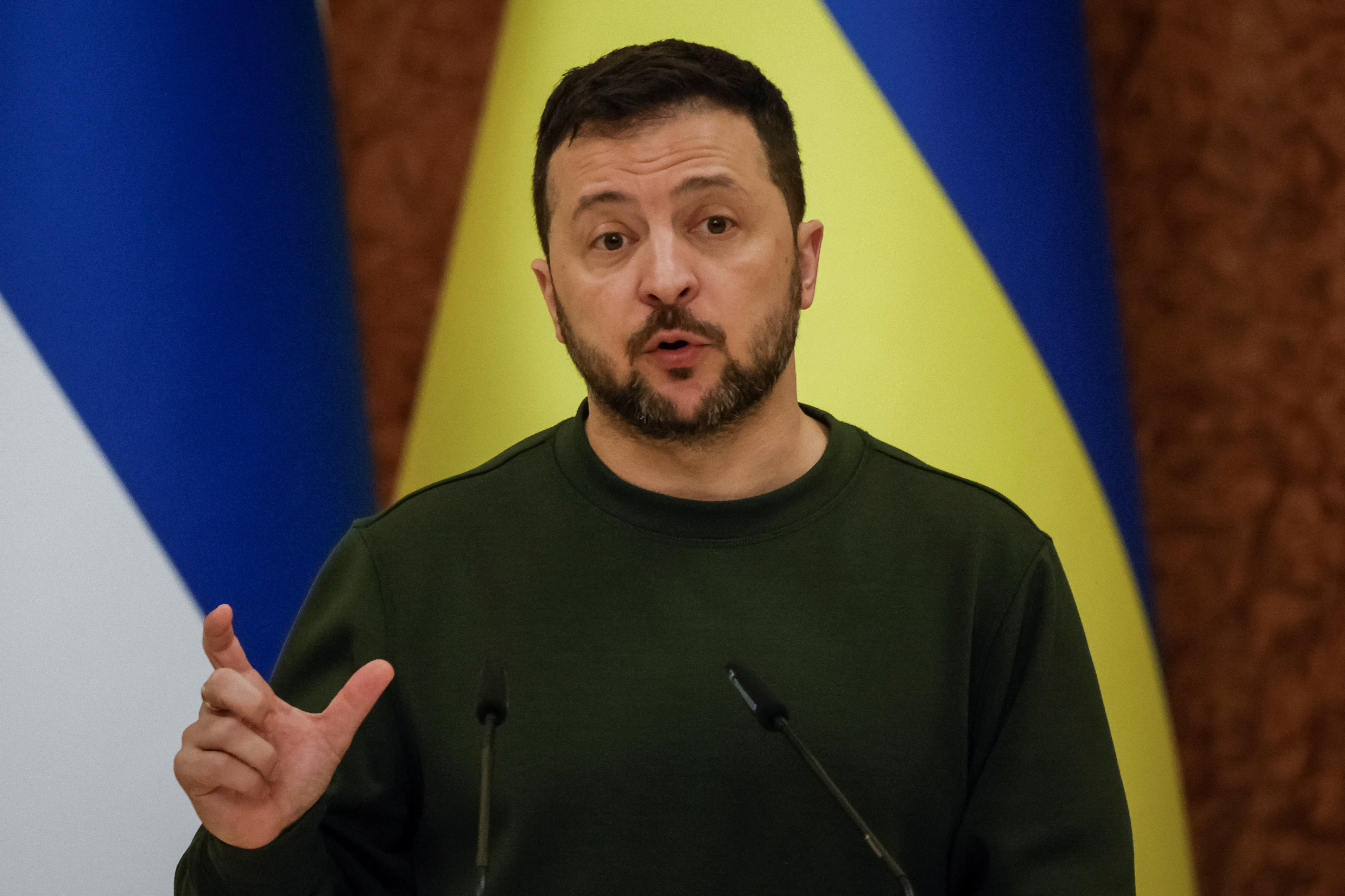 الرئيس الأوكراني فولوديمير زيلينسكي يتحدث خلال مؤتمر صحفي بكييف في الثالث من أبريل نيسان 2024. تصوير: ألينا سموتكو - رويترز