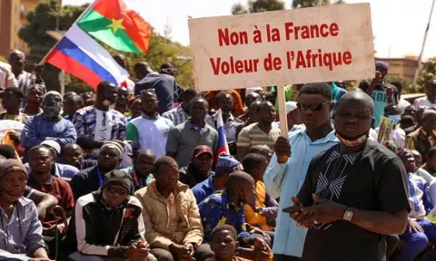بوركينا فاسو تطرد ثلاثة دبلوماسيين فرنسيين بسبب “نشاطات تخريبية”
