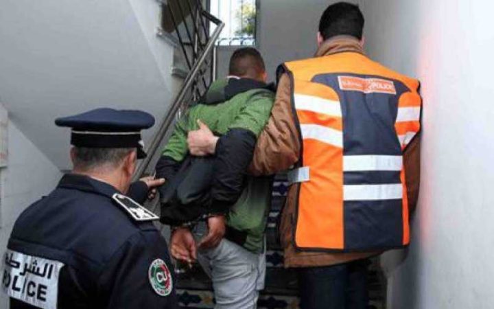 توقيف مواطن أجنبي للاشتباه في تورطه في ارتكاب جريمتي الضرب والجرح المفضي للموت باستخدام السلاح الأبيض
