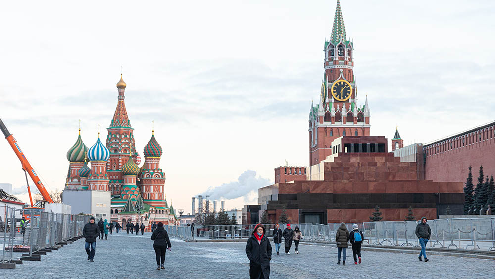 (220311) -- MOSCOW, March 11, 2022 (Xinhua) -- People walk on Red Square in Moscow, Russia, on March 10, 2022. (Xinhua/Bai Xueqi)