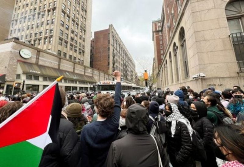 بعد اعتقال أكثر من 300 متظاهر مؤيد للفلسطينيين في نيويورك طلاب وأعضاء هيئة التدريس يخرجون في تظاهرات اجتاحت أنحاء المدينة