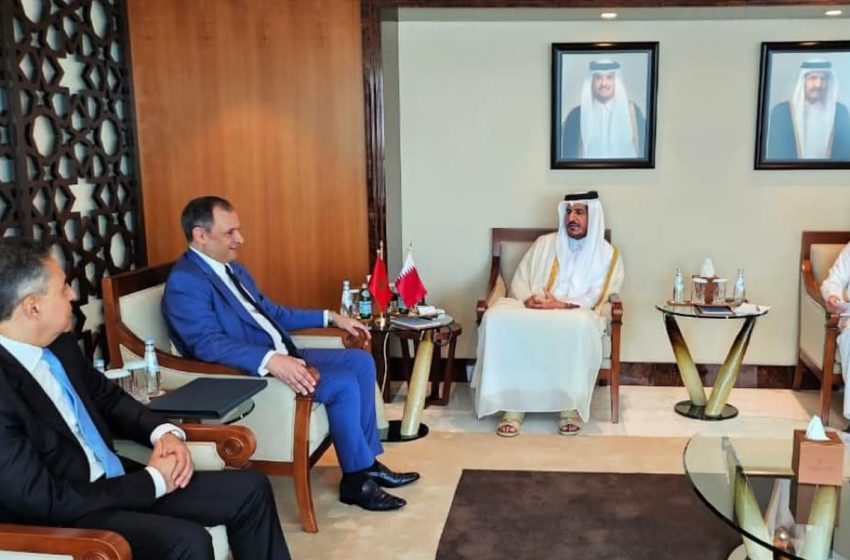 رياض مزور يجري بالدوحة مباحثات مع نظيره القطري حول سبل تعزيز التعاون الثنائي في المجالات التجارية والاستثمارية والصناعية