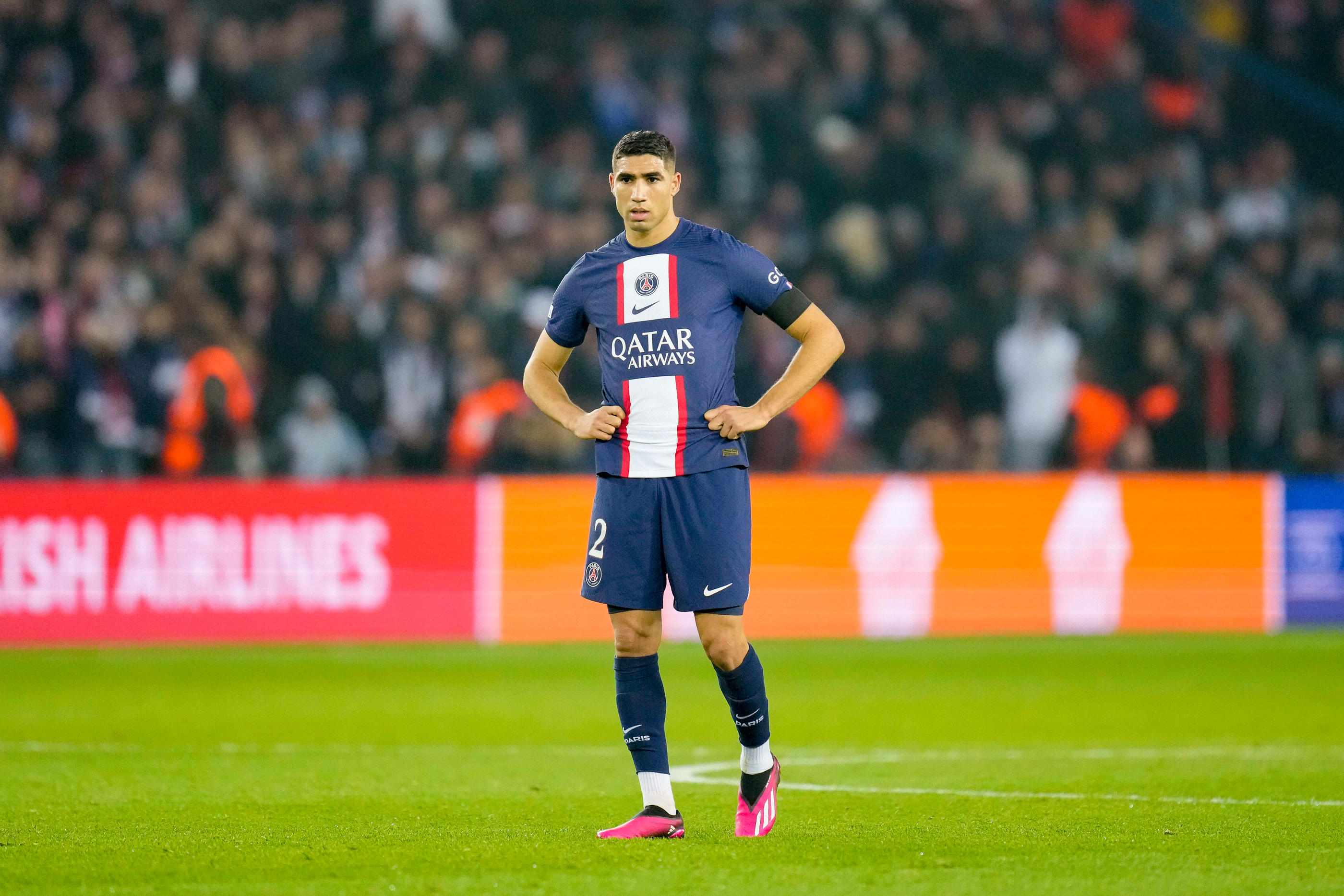 Paris, Frankreich, 14.02.2023: Achraf Hakimi (FC Paris Saint-Germain) schaut waehrend des Achtelfinalspiels der UEFA Champions League zwischen FC Paris Saint-Germain vs FC Bayern Muenchen im Parc des Princes am 14. February 2023 in Paris, Frankreich. (Foto von Alex Gottschalk/DeFodi Images) Paris, France, 14.02.2023: Achraf Hakimi (FC Paris Saint-Germain) looks on during the UEFA Champions League - Round-of-16 match between Paris Saint-Germain vs Bayern Munich at Parc des Princes on February 14, 2023 in Paris, France. (Photo by Alex Gottschalk/DeFodi Images) - Photo by Icon sport