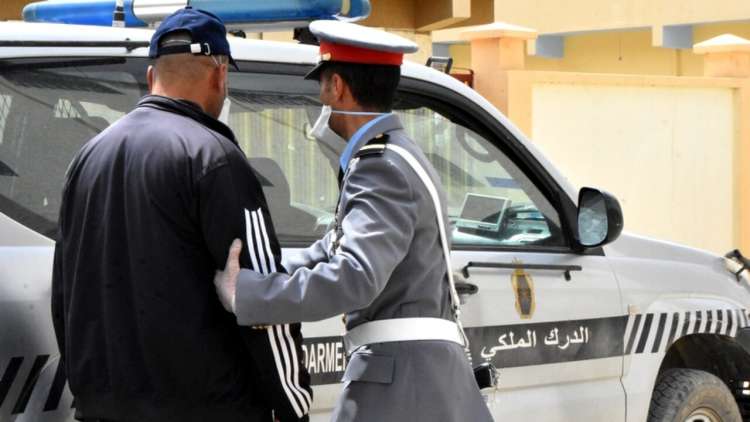 توقيف ثلاثة أشخاص يشتبه في تورطهم في سلسلة من الجرائم تشمل السرقة والتهديد والاعتداء بالضرب
