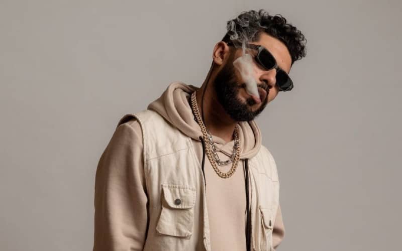 وينزا يعبر عن استيائه من تصرف زميله “الرابور”