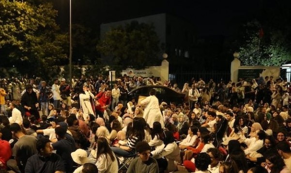 طلبة الطب و الصيدلة يعتصمون ليلا …ويطالبون برحيل وزير التعليم العالي