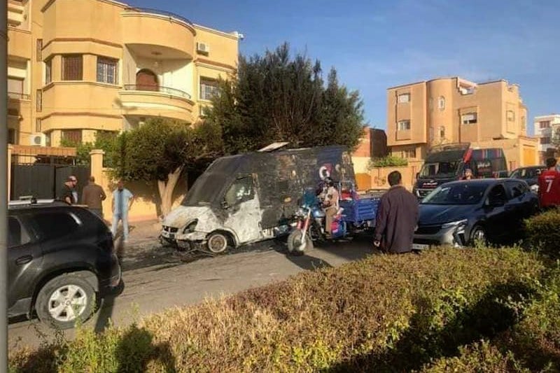 احتراق سيارة لنقل الأموال في الشارع العام