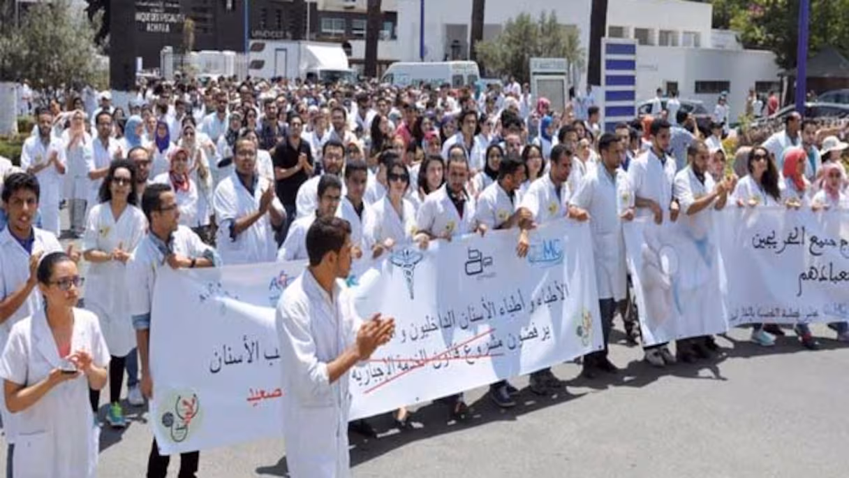 طلبة الطب يصعدون الاحتجاجات: إنزال وطني من أجل حقوق صحية أفضل وسط تزايد الاعتقالات