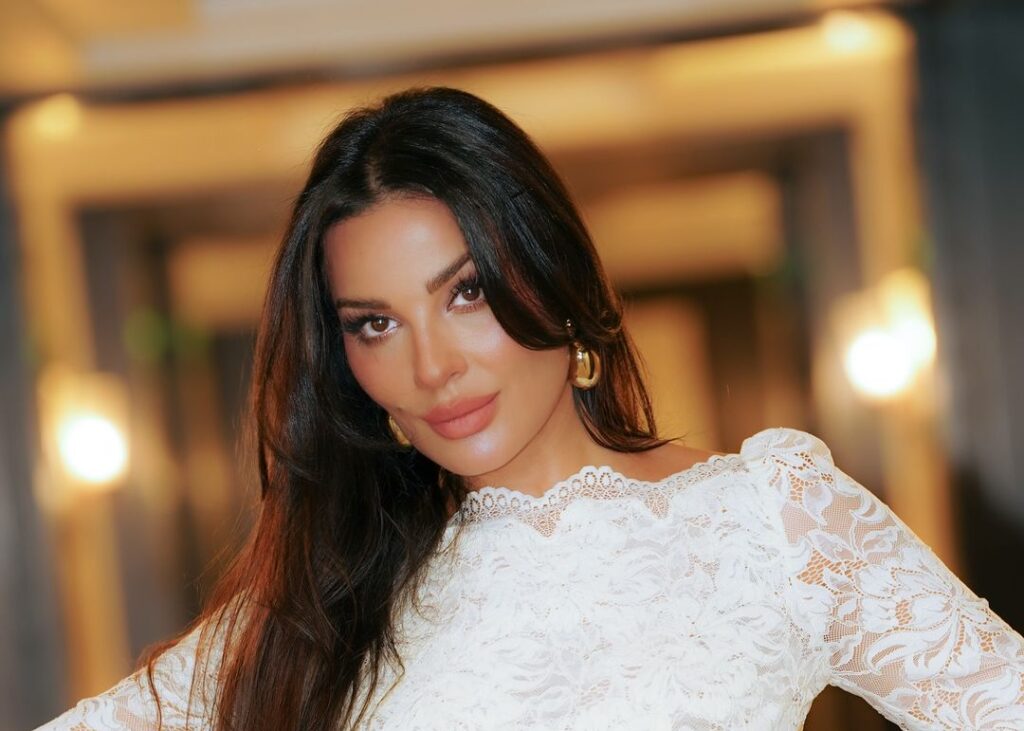 نادين نجيم تفاجئ محبيها بإعلان انفصالها عن خطيبها السوري