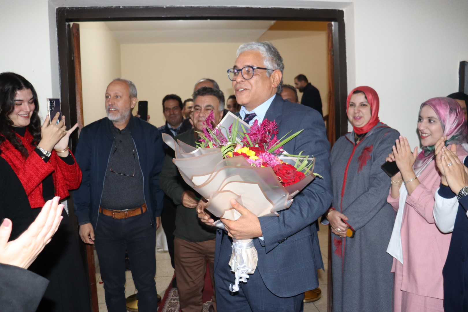 أطر وموظفو رئاسة الجامعة استقبلوه بالورود والزغاريد وياسين زغلول يقول “إذا كان المسؤول مجرد من الانسانية لن يكسب موظفيه”