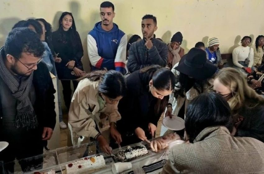 مسيحيون ويهود ومسلمون يحتفون معا بـ “كعكة الأخوة/ Bûche de la Fraternité”