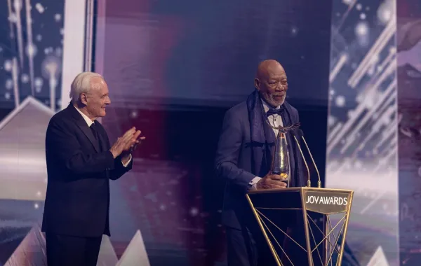 جائزة الإنجاز مدى الحياة للممثل العالمي مورغان فريمان في Joy Awards 2025