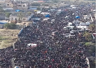 عشرات الآلاف ينتظرون العودة إلى منازلهم شمال غزة وسط حصار إسرائيلي خانق
