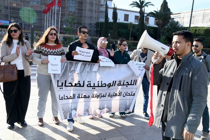 شبح الفساد والمحسوبية يُفجّر احتجاجات أمام البرلمان: مطالب بالإنصاف والشفافية في مباريات العدل