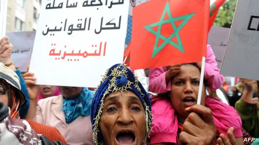 Moroccan women shout slogans during a protest calling for gender equality as they mark International women's day in Rabat on March 8, 2015. The placard reads in Arabic: "A comprehensive review of all discriminatory laws" AFP PHOTO / FADEL SENNA (Photo by FADEL SENNA / AFP)