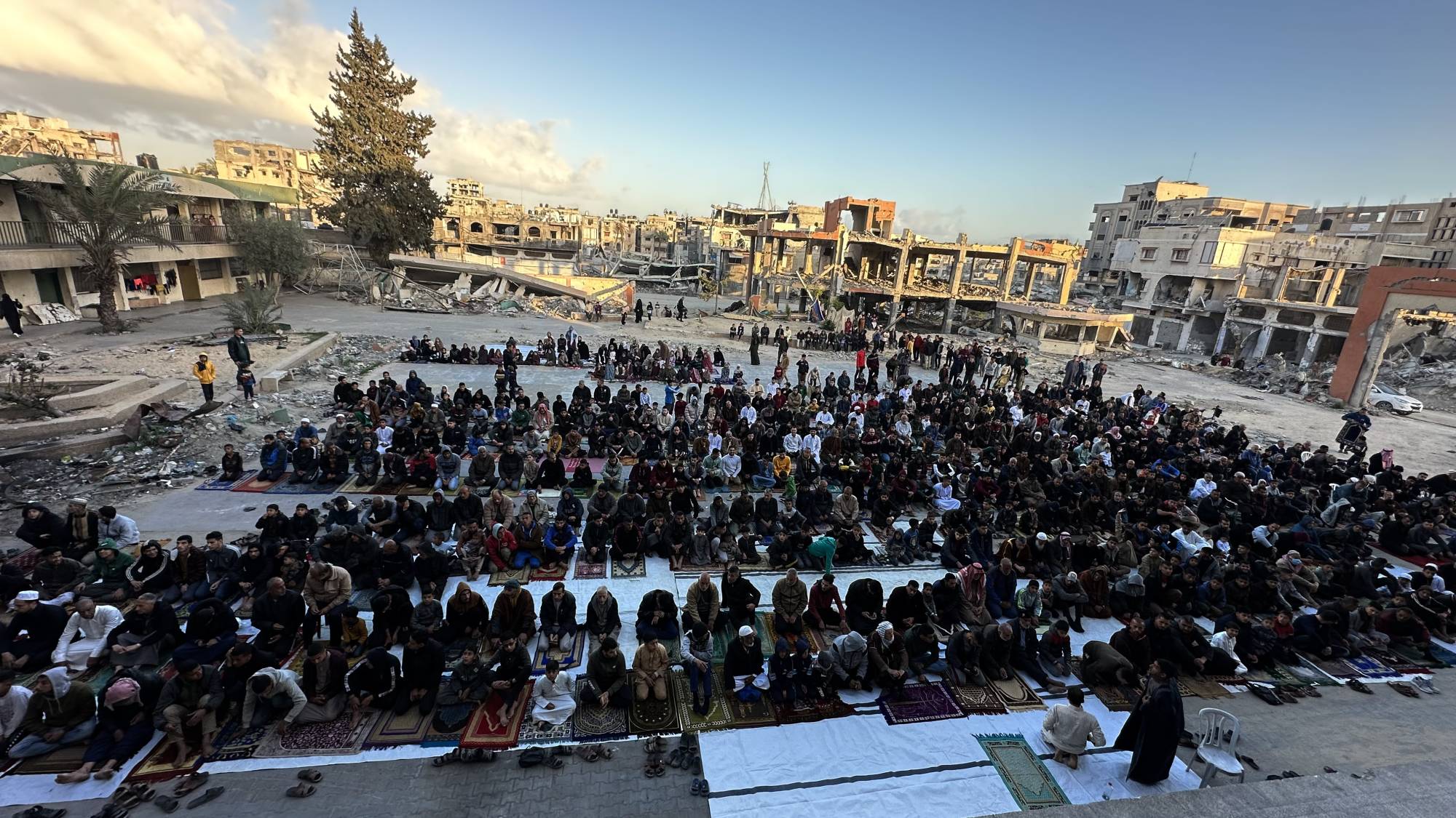 30 March 2025, Palestinian Territories, Khan Younis: Palestinians perform Eid al-Fitr prayer marking the end of the holy fasting month of Ramadan, in Khan Yunis, in the southern Gaza Strip. Photo: Doaa El-Baz/APA Images via ZUMA Press Wire/dpa