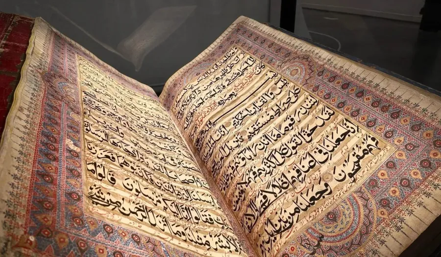 روائع الفن الإسلامي: مخطوط قرآني نادر يبهر زوار بينالي الفنون