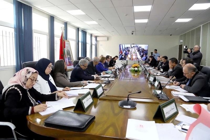 المرأة المغربية والمناصب العليا: تمثيلية دون الطموحات رغم التقدم النسبي