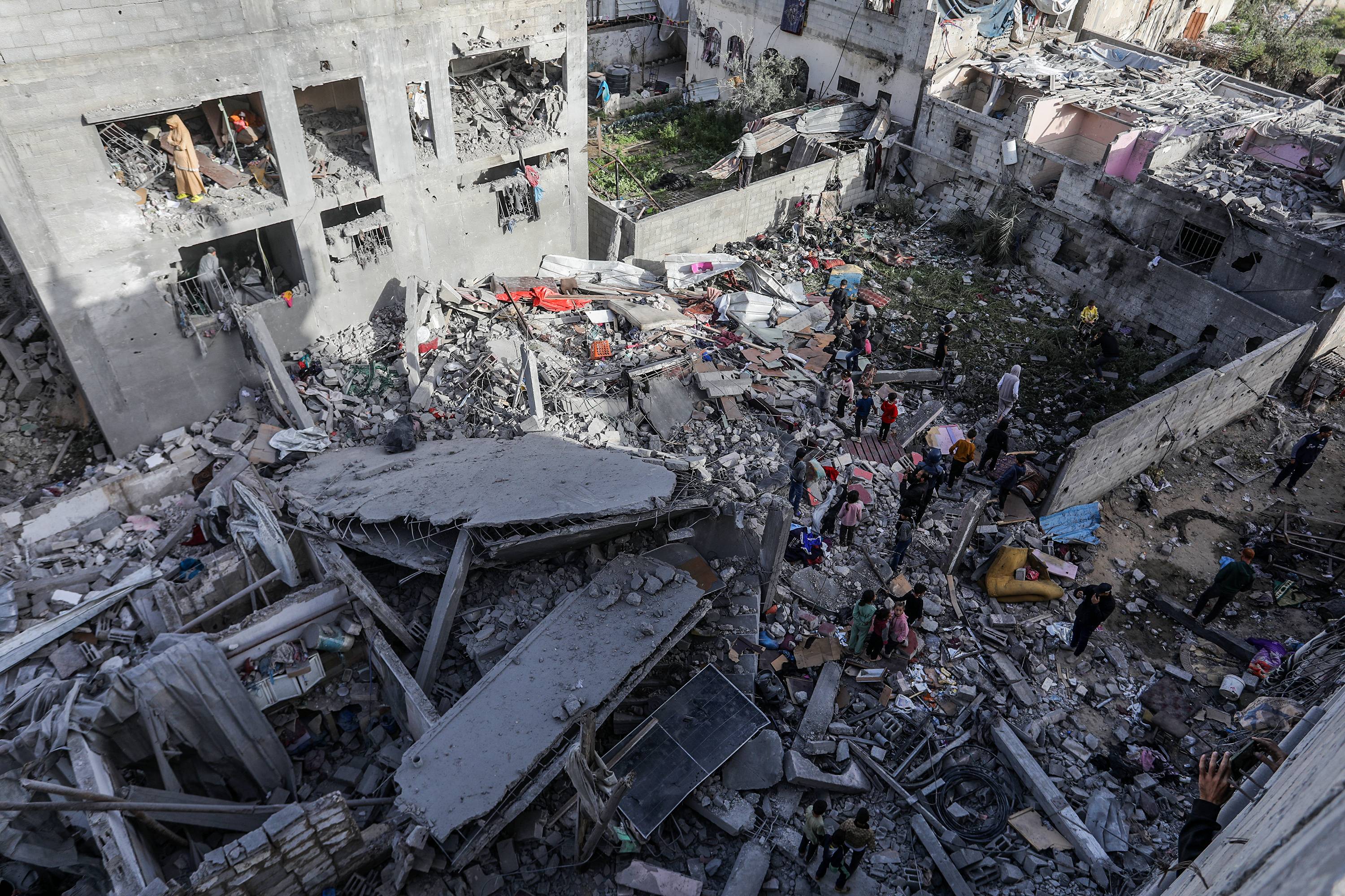 02 April 2025, Palestinian Territories, Khan Yunis: A view of a building damaged by an Israeli air strike on Khan Yunis. Israeli Defence Minister Israel Katz announced today, a major expansion of military operations in Gaza, saying the Israeli army would seize "large areas" of the Palestinian territory. Photo: Abed Rahim Khatib/dpa