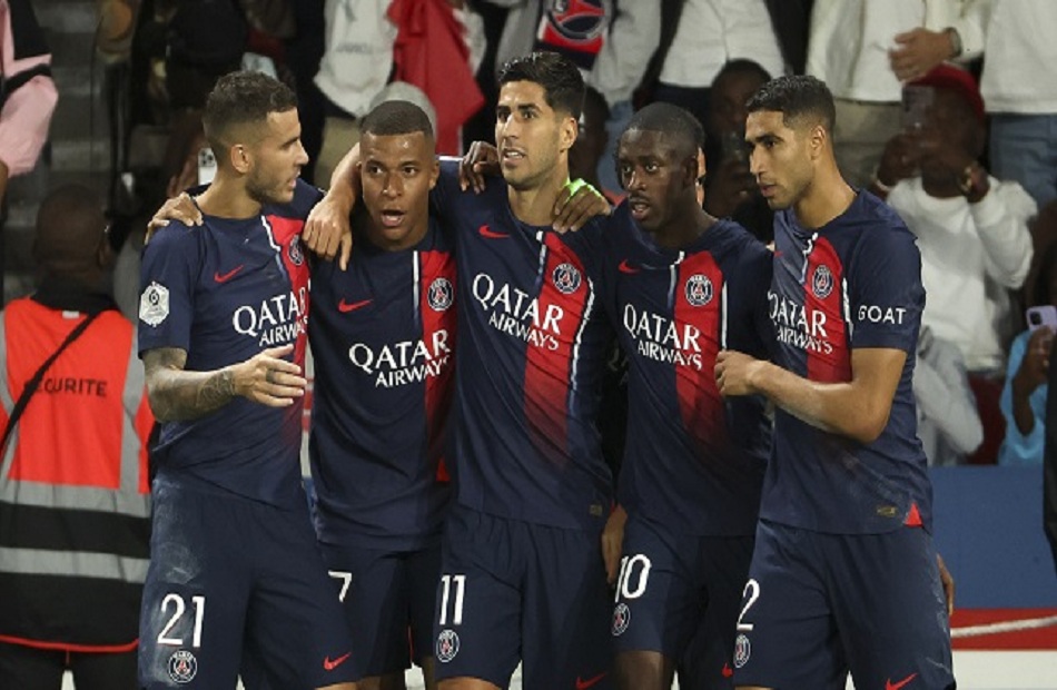 PARIS, FRANCE - AUGUST 26: Marco Asensio of PSG celebrates his goal with Lucas Hernandez, Kylian Mbappe, Ousmane Dembele, Achraf Hakimi during the Ligue 1 Uber Eats match between Paris Saint-Germain (PSG) and RC Lens (RCL) at Parc des Princes stadium on August 26, 2023 in Paris, France. (Photo by Jean Catuffe/Getty Images)