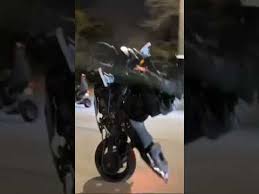 مراهق يثير الفوضى بدراجة نارية في الشارع العام.. والشرطة تتدخل بعد انتشار فيديو صادم