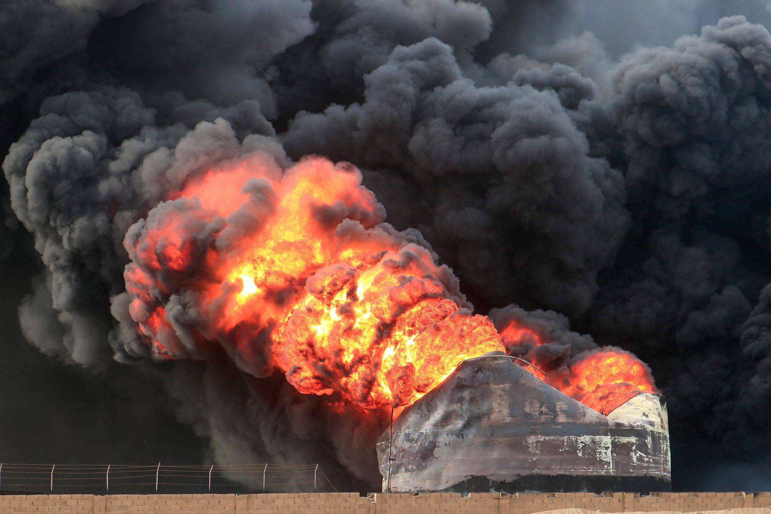 Thick smoke billows from a raging fire at oil storage tanks a day after Israeli strikes on the port of Yemen's Huthi-held city of Hodeida on July 21, 2024. Yemen's Huthi rebels on July 21 promised a "huge" retaliation against Israel following a deadly strike on the port of Hodeida, as regional fallout widens from months of war in Gaza. (Photo by AFP)