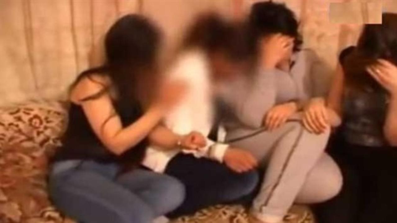 الحكم على شبكة للدعارة بعد تتبع إعلانات جنسية على الإنترنت