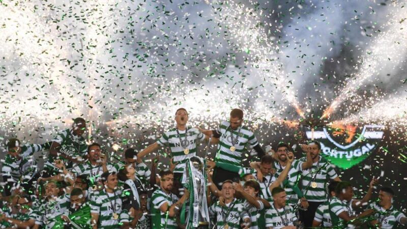 Sporting´s players celebrate with the trophy after winning the Portuguese football League title at the Jose Alvalade stadium in Lisbon on May 11, 2021. (Photo by PATRICIA DE MELO MOREIRA / AFP)