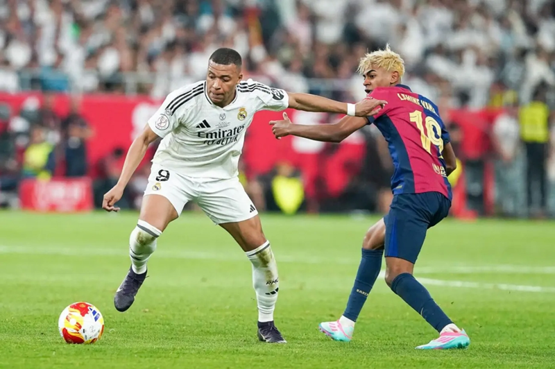 برشلونة يُسقط ريال مدريد مجددًا ويقترب من لقب الليغا