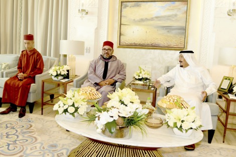 Sa Majesté le Roi Mohammed VI, que Dieu L'assiste, accompagné de SAR le Prince Héritier Moulay El Hassan a rendu, samedi (12/08/17), une visite d’amitié et de courtoisie au Serviteur des Lieux saints de l'Islam, le Roi Salmane Ibn Abdelaziz Al-Saoud, en sa résidence à Tanger.