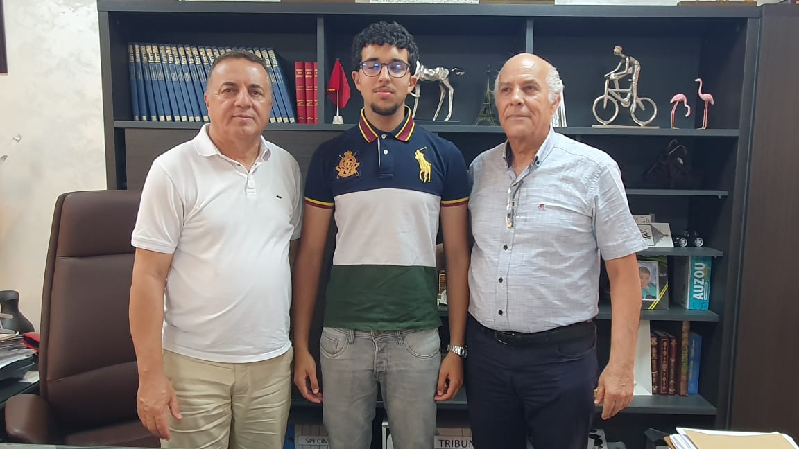 أشرف وهابي نجم الاقتصاد يشرق من “مؤسسة الرياض” بوجدة ويتربع على عرش التميز الجهوي