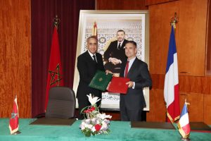 فرنسا توقع مع المغرب اتفاقا أمنيا استراتيجيا و توشح حموشي بوسام رفيع