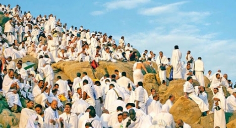 حجاج بيت الله الحرام يقفون بعرفات في أجواء روحانية مهيبة