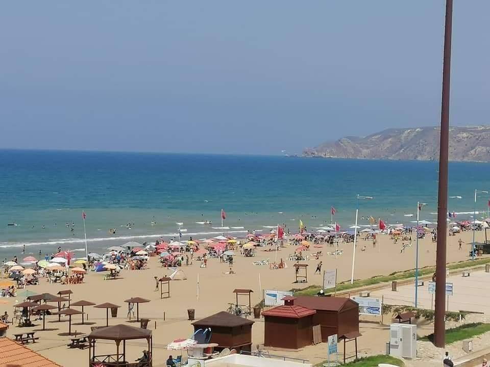 ارتفاع الأسعار واحتلال الشاطئ يقلقان زوار السعيدية في ذروة الموسم السياحي