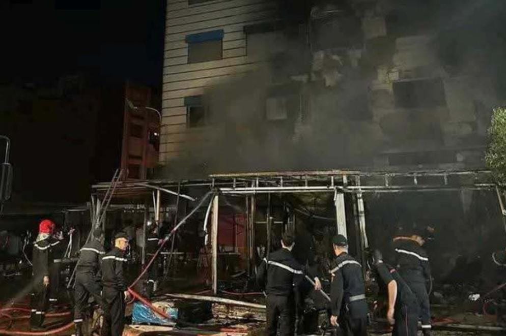 حريق ضخم يلتهم محلات تجارية بمركز “بوسيتو” في إمزورن دون خسائر بشرية