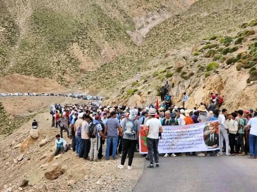 قافلة آيت بوكماز تحتج بـ”قطار بشري” نحو بني ملال: مطالب تنموية تنتظر الإنصاف