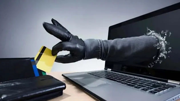 تفكيك شبكة احتيال رقمي يقود لتوقيف قاصر واثنين من شركائه