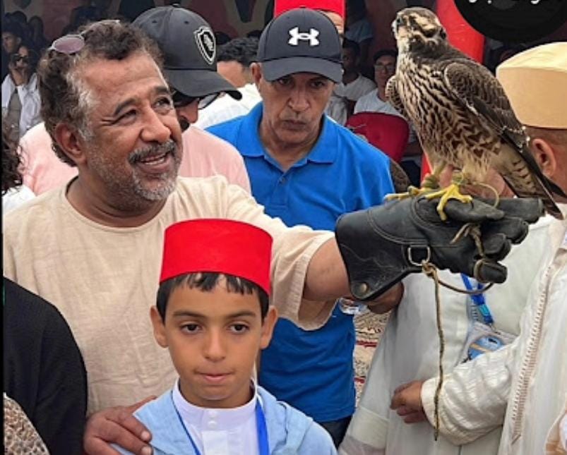 الشاب خالد يكتشف التبوريدة والصقور في موسم مولاي عبد الله أمغار