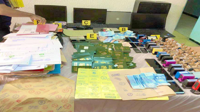 تفكيك ورشة لتزوير الوثائق ..و توقيف أجنبيين بحوزتهما جوازات وأختام مزورة