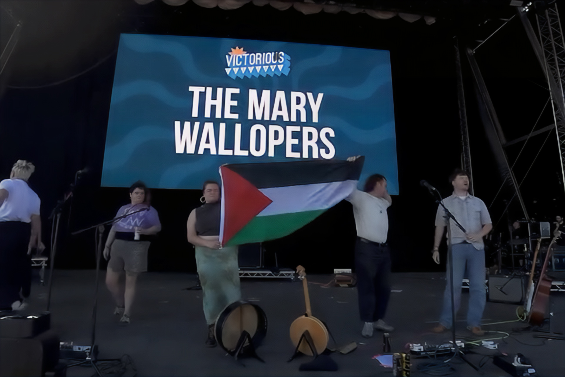 فرق موسيقية تقاطع مهرجان بريطاني بعد منع رفع علم فلسطين