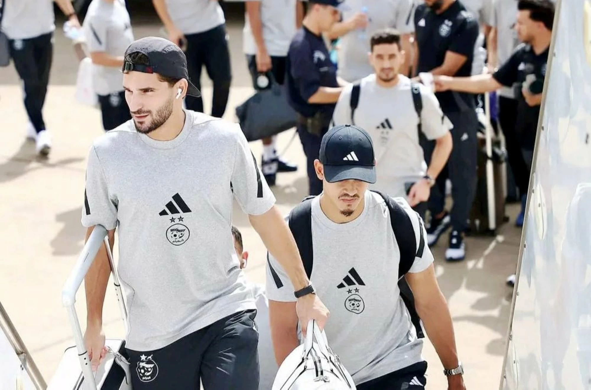 المنتخب الجزائري يحل بالدار البيضاء لمواجهة غينيا بحثا عن تأهل مبكر للمونديال