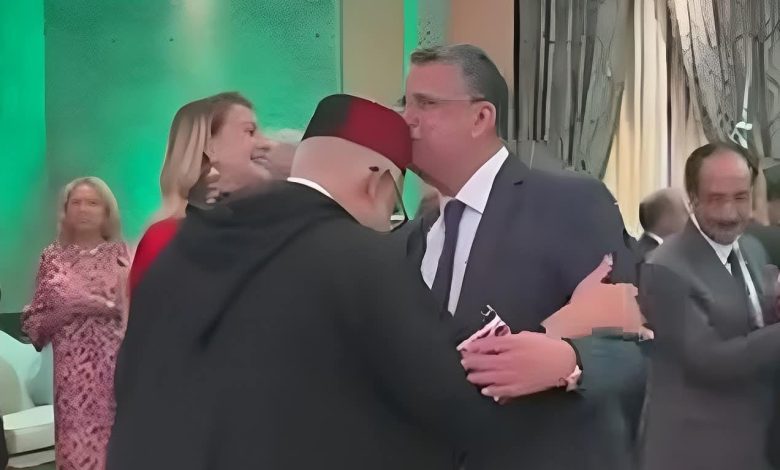 قبلة وهبي على رأس بنكيران تشعل الجدل في منصات التواصل