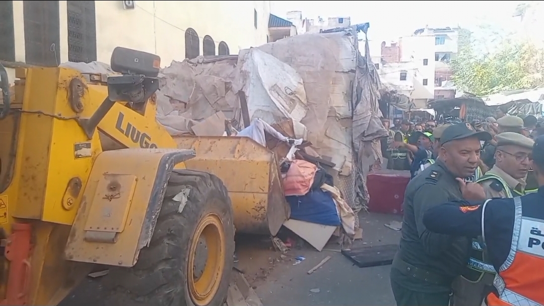 مكناس: حملة واسعة لإزالة العشوائيات وإعادة النظام للفضاءات العمومية