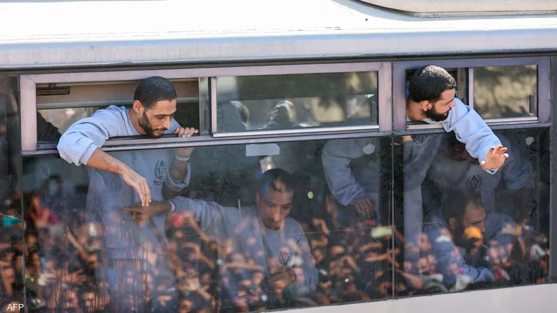انتهاء صفقة تبادل الأسرى بين إسرائيل وحماس.. الإفراج عن 1966 فلسطينيا وسط أوضاع إنسانية صعبة