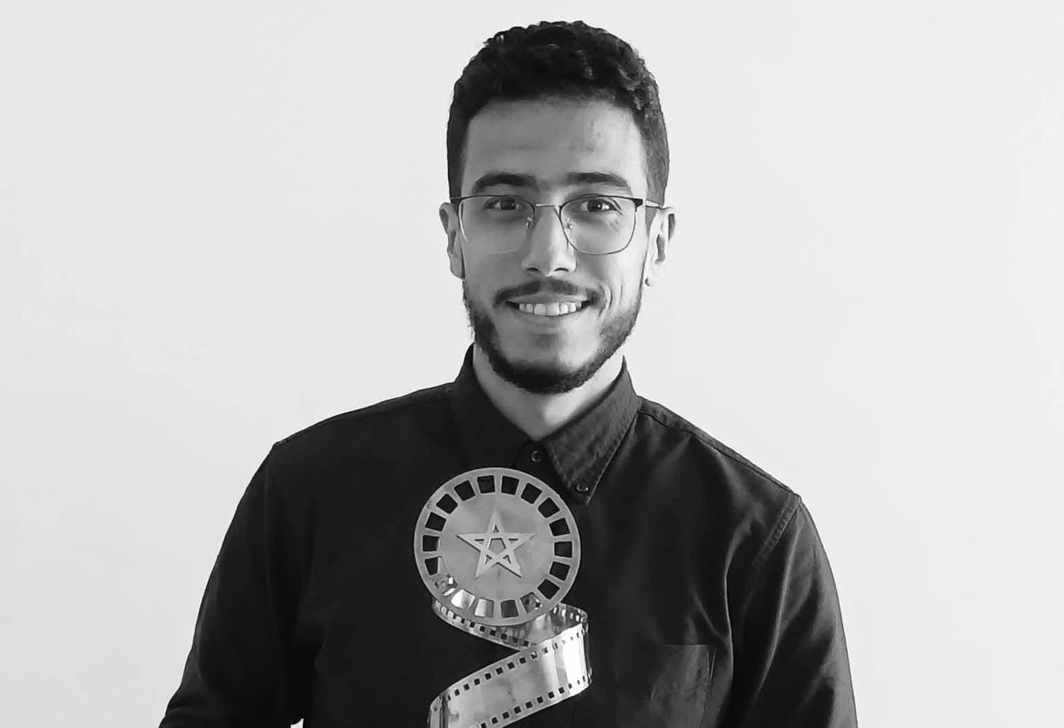 بلال مشمور.. فنان شاب تُتوَّج أحلامه بالجائزة الكبرى ثم تُؤجَّل إلى أجل غير مسمّى!