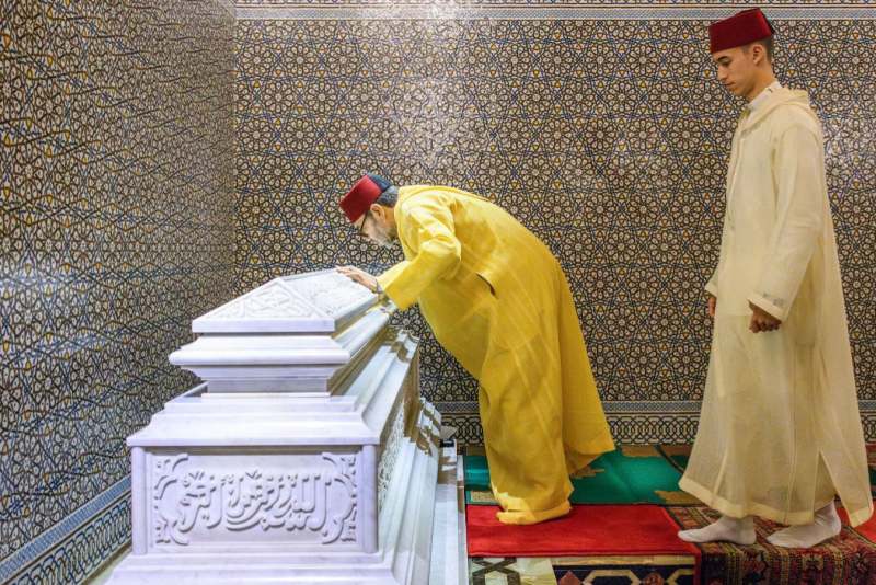 أمير المؤمنين يترأس حفلا دينيا إحياء للذكرى 27 لوفاة الملك الحسن الثاني